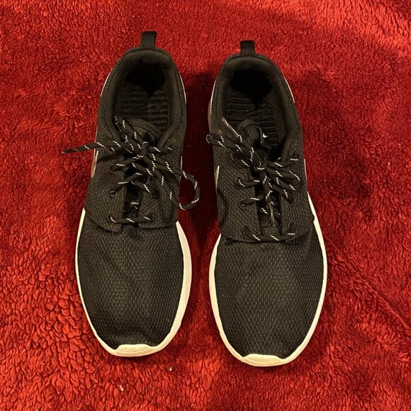 Nike Roshe Running Shoe - Black with Metallic Light Silver Swish - W Size 8.5 - Picture 8 of 9